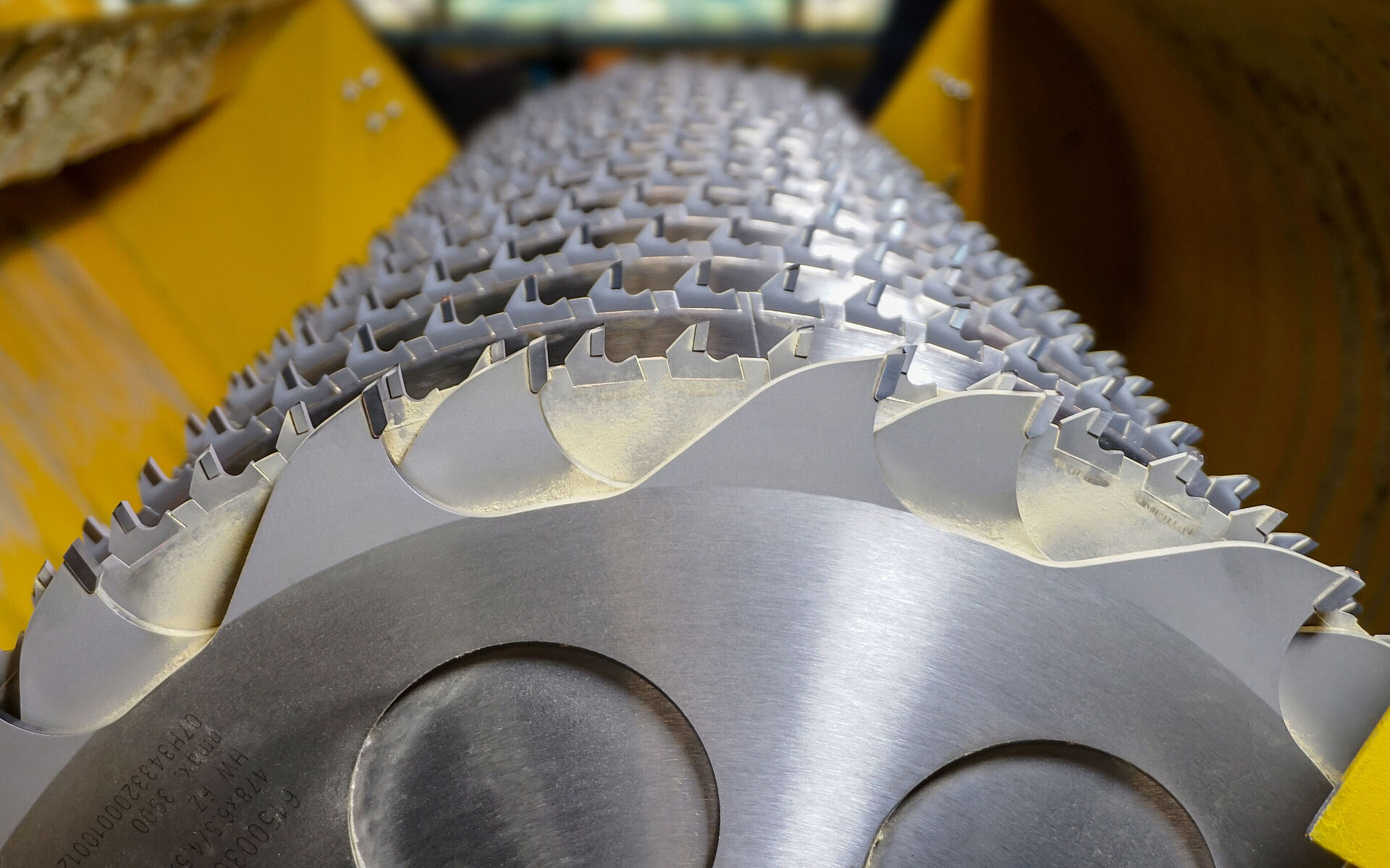 蓝帜带有锯片排屑槽保护器的多片锯主轴