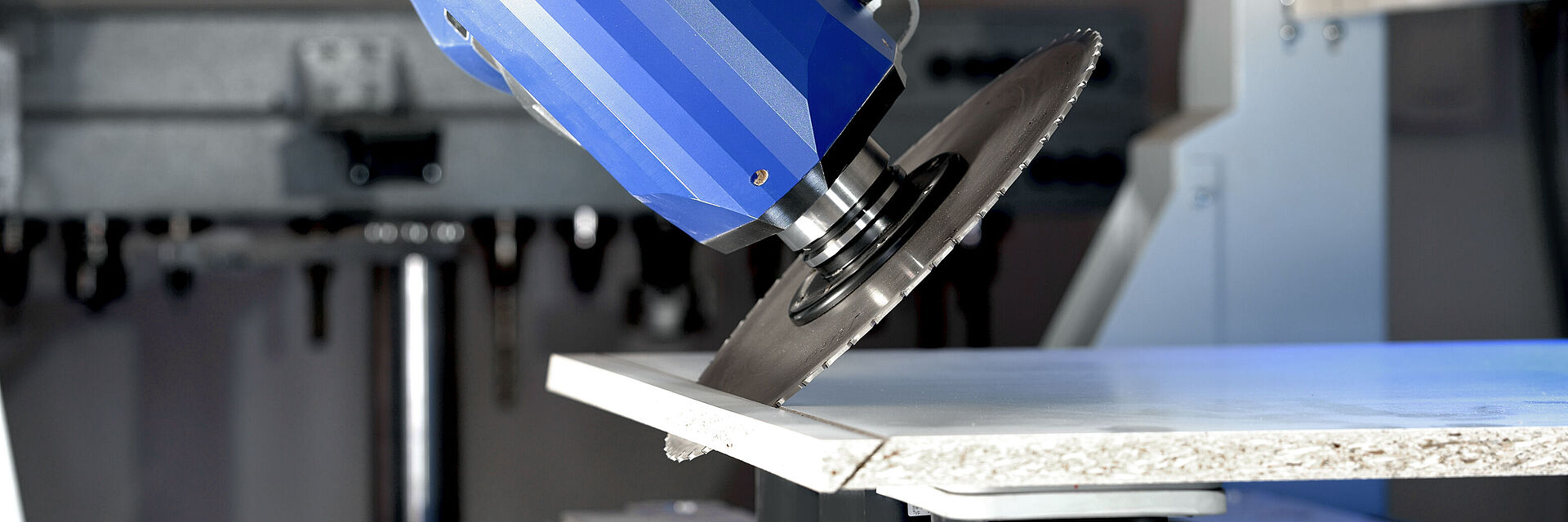 用于CNC加工中心上的蓝帜WhisperCut圆锯片