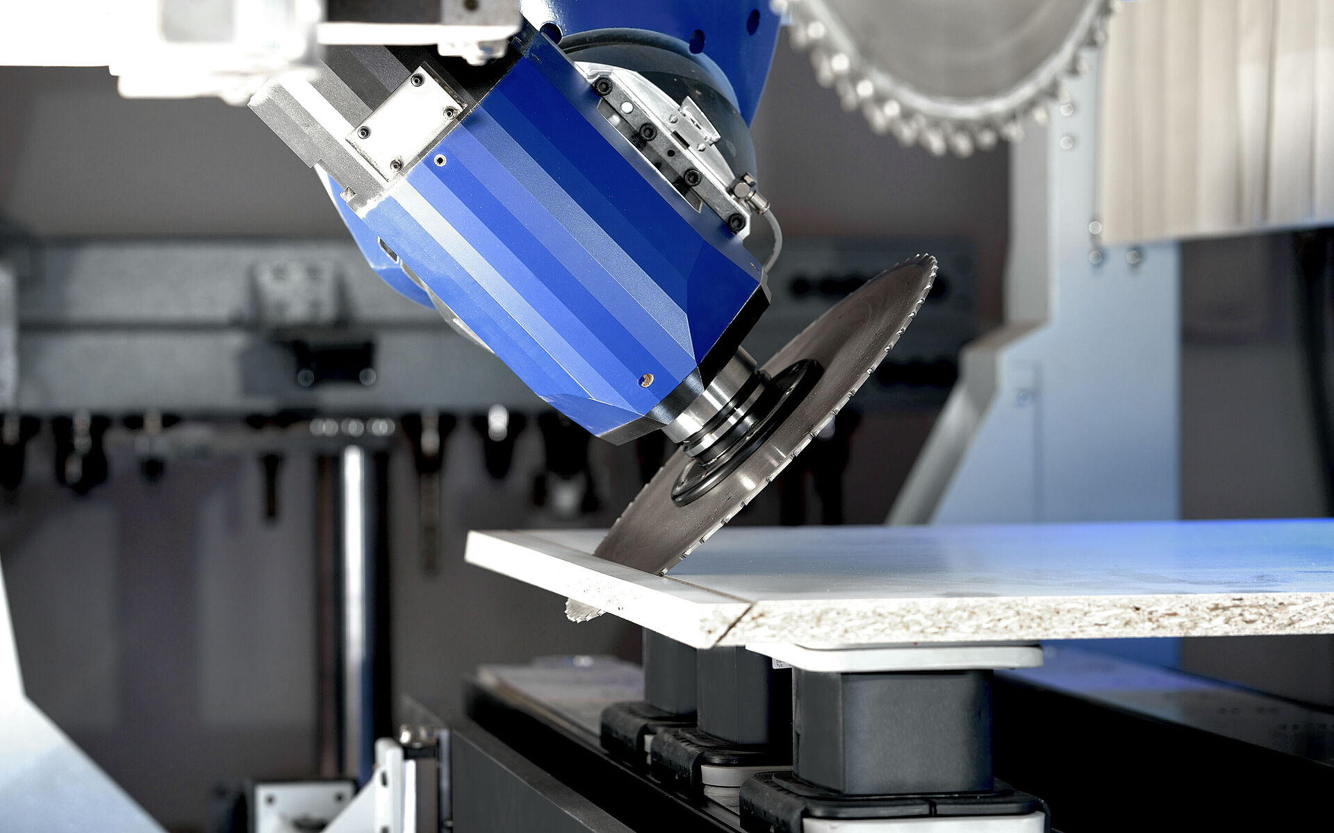 用于CNC加工中心上的蓝帜WhisperCut圆锯片