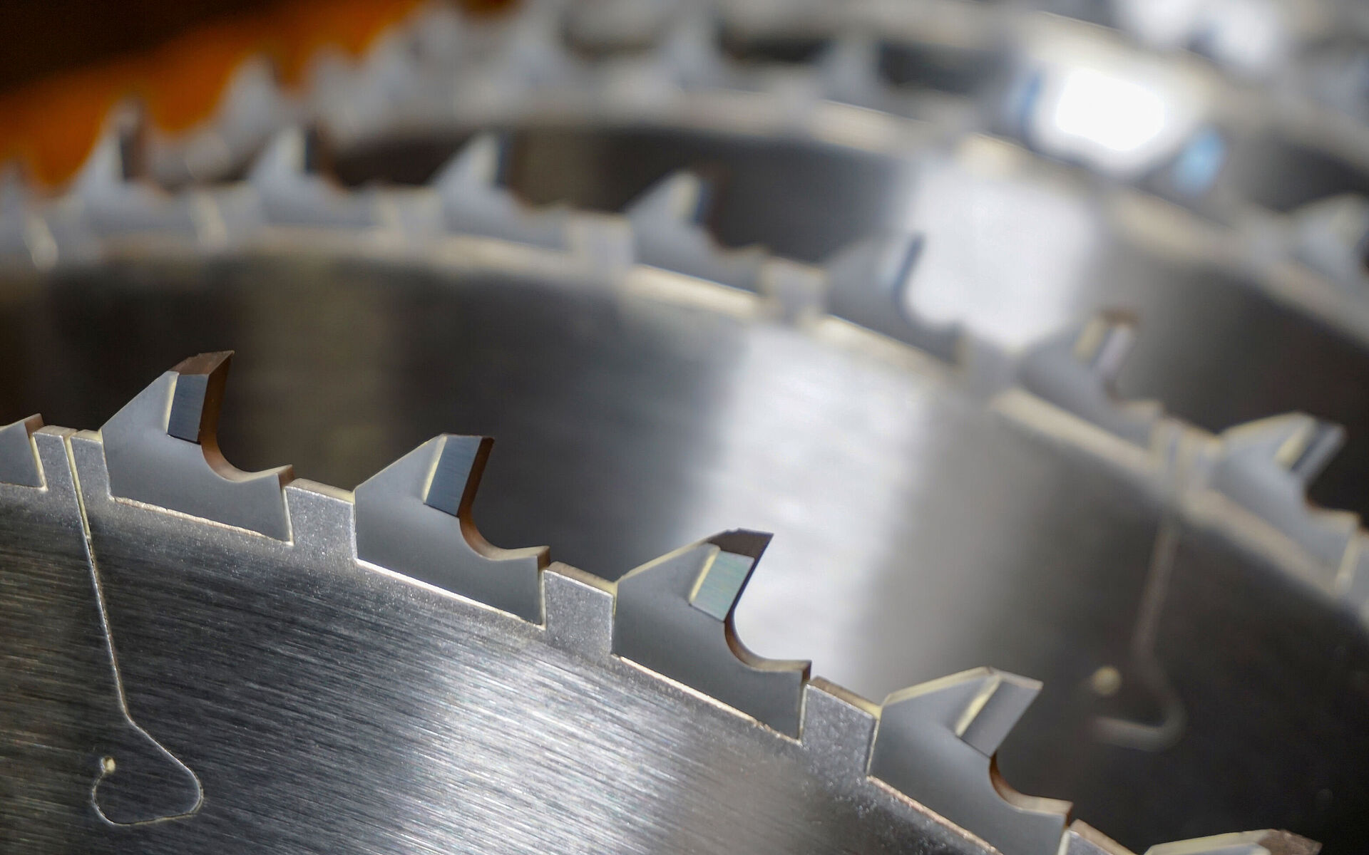 蓝帜带有锯片排屑槽保护器的多片锯主轴