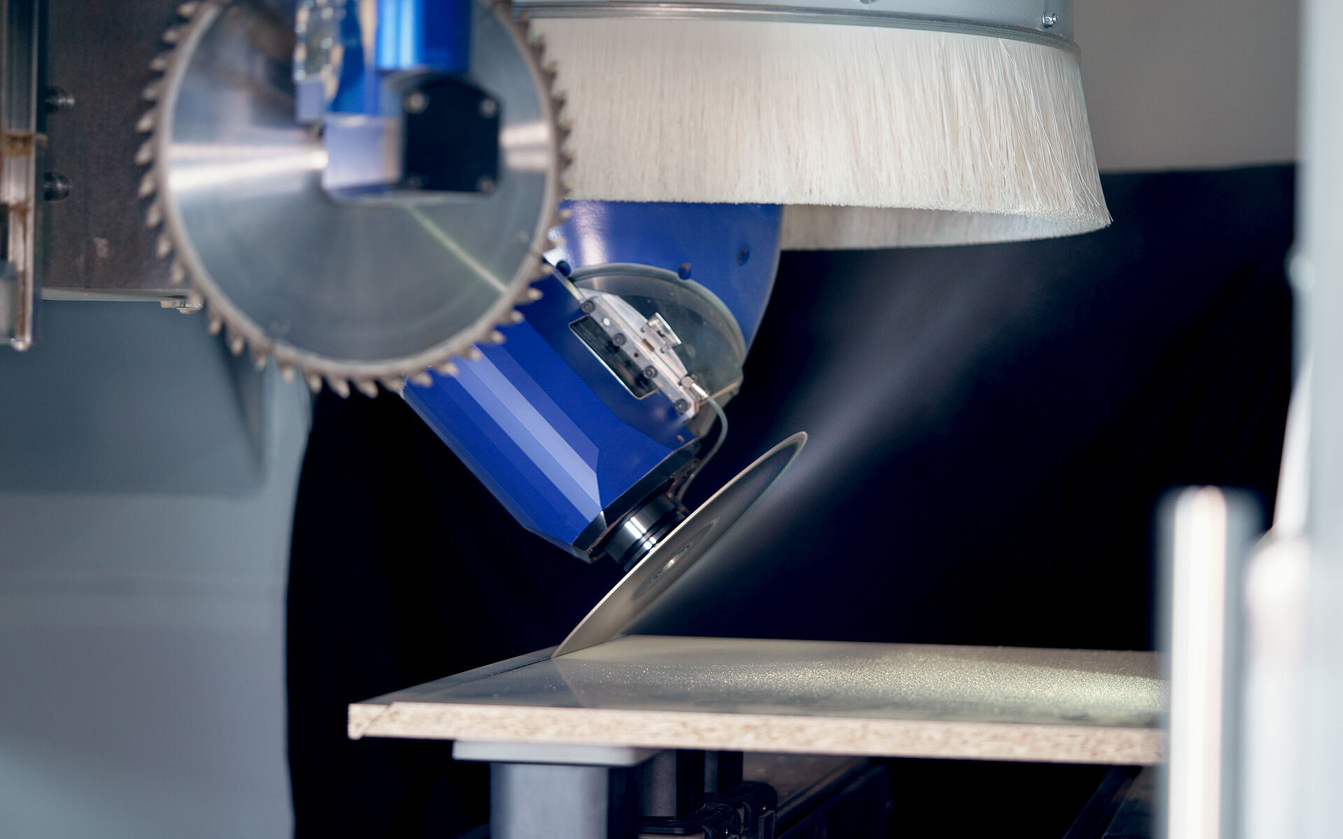 用于CNC加工中心上的蓝帜WhisperCut圆锯片