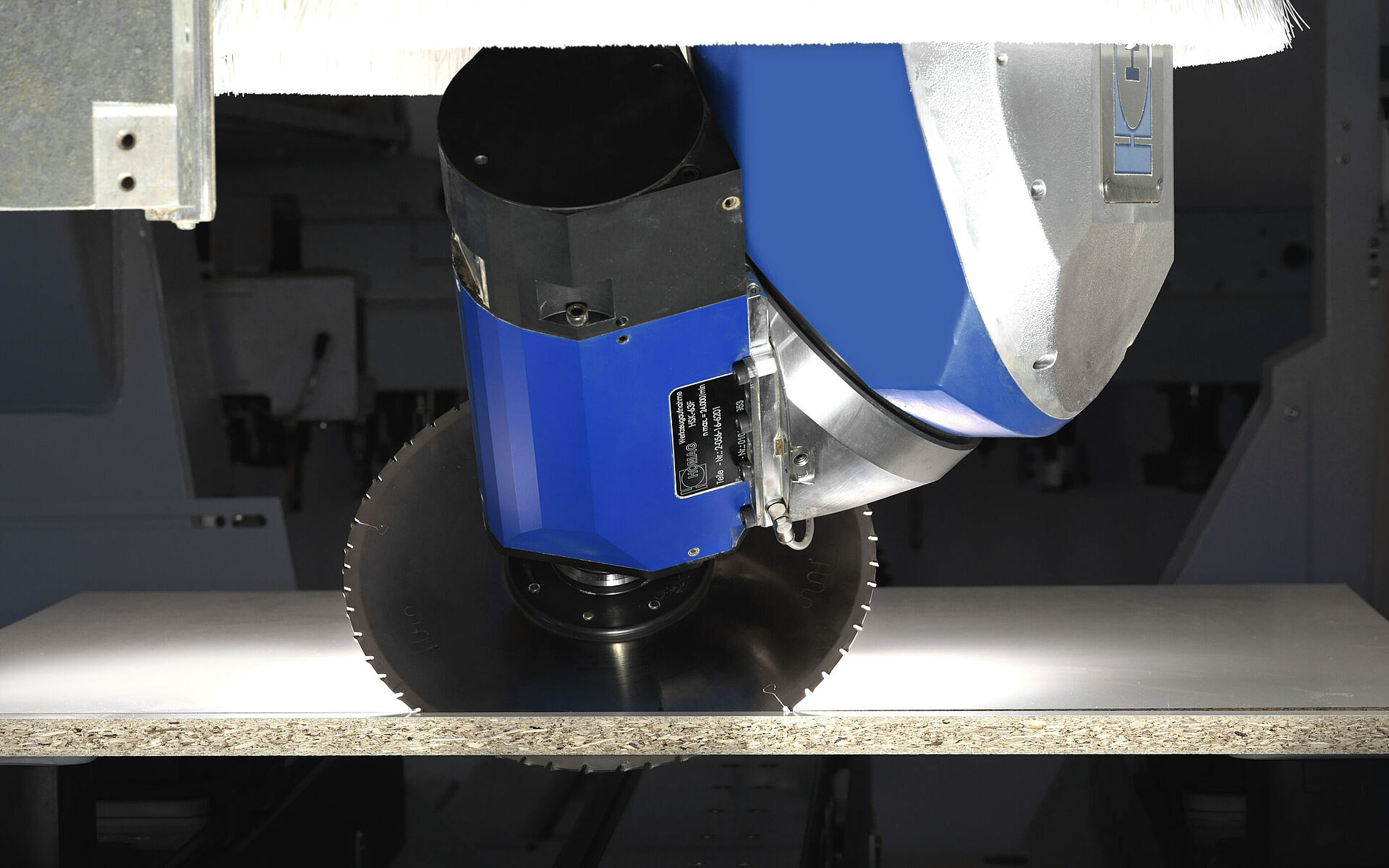 用于CNC加工中心上的蓝帜WhisperCut 圆锯片