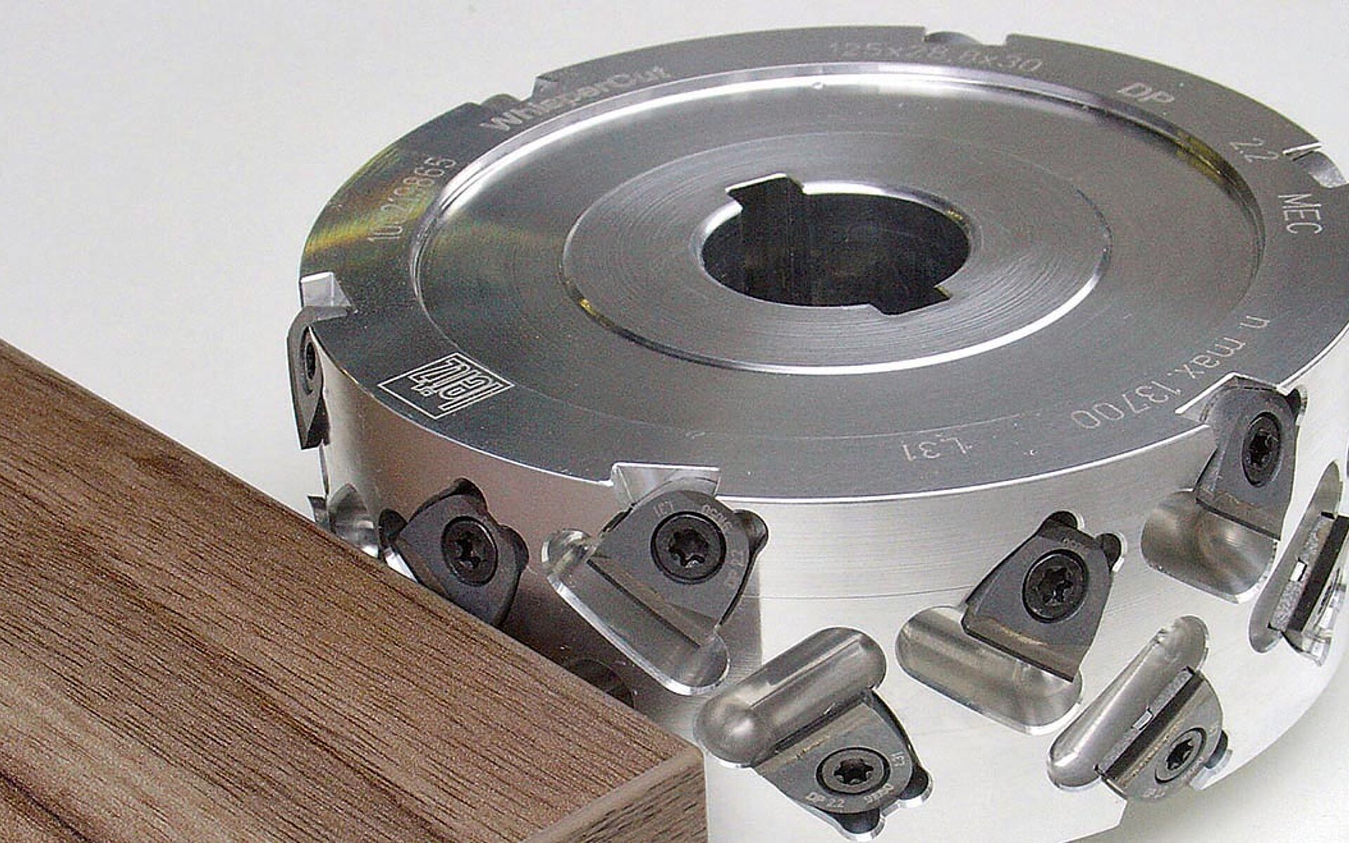 板边专家 蓝帜WhisperCut®预铣刀 